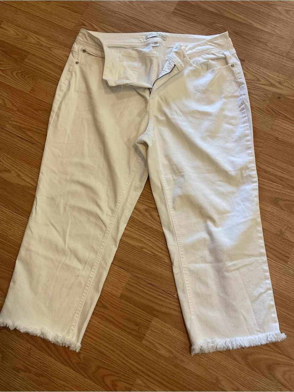 EST.1946 Jeans  18W. Curvy Stretchy White Frayed Hem 40x23